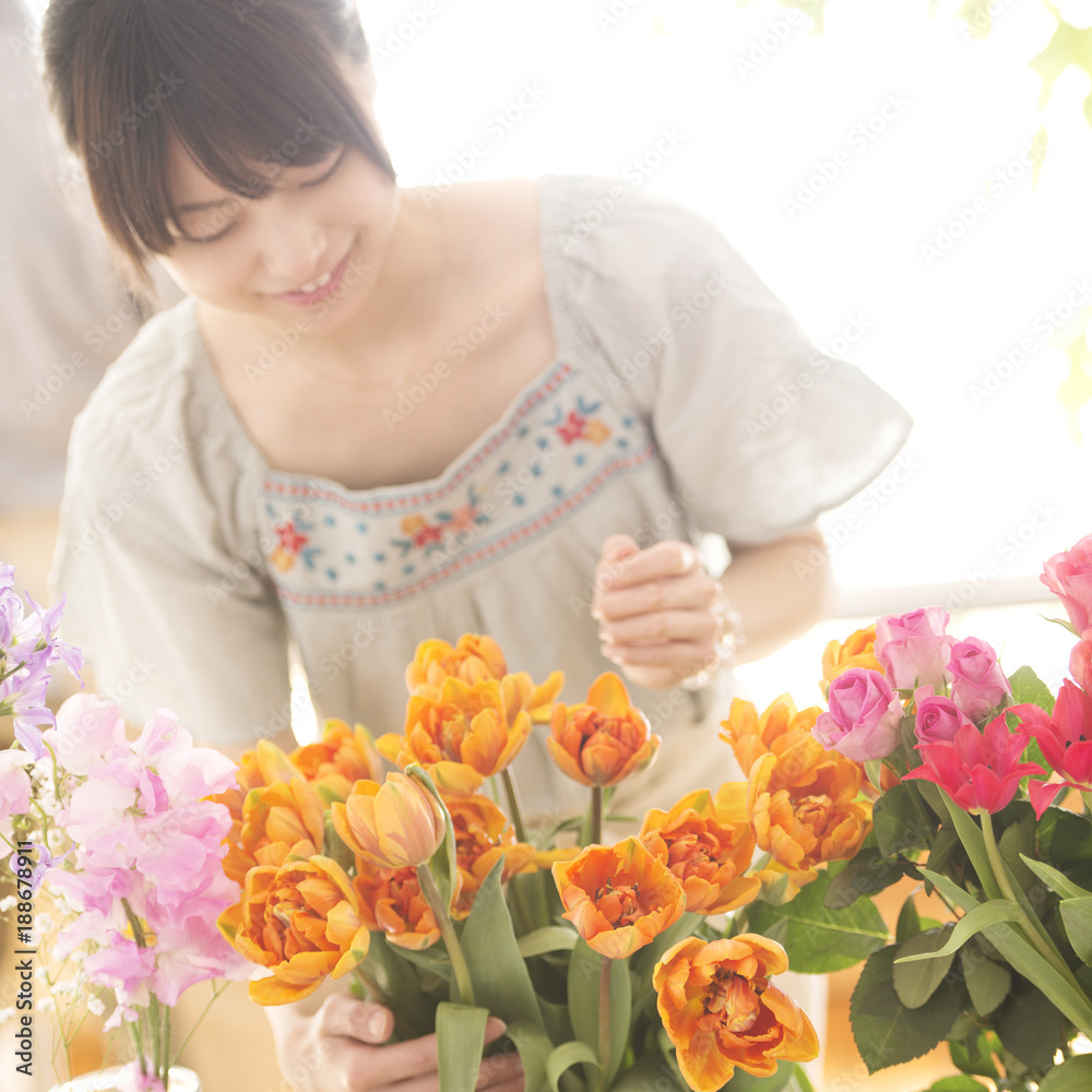 花の手入れをする花屋の店員 花の手入れをする花屋の店員
