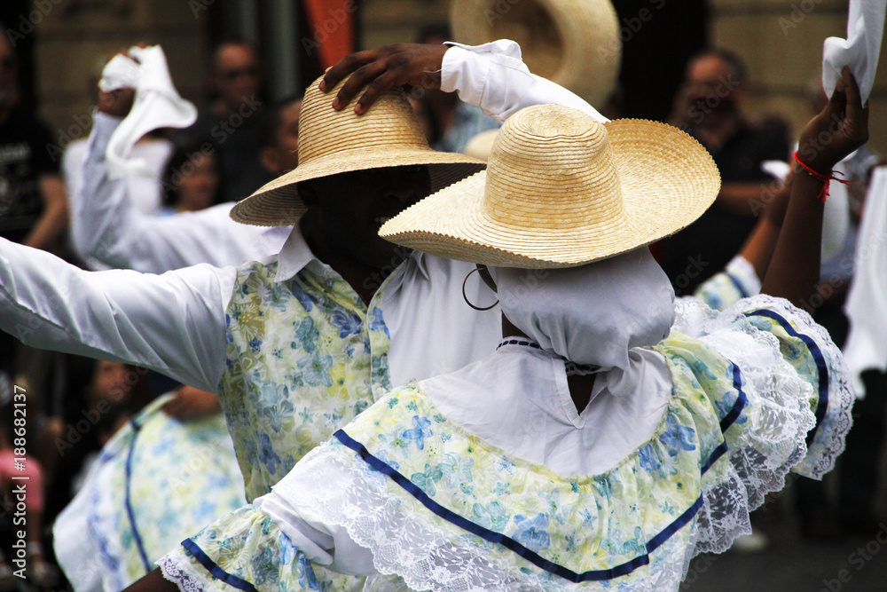 Obraz premium Bailarines colombianos de cumbia