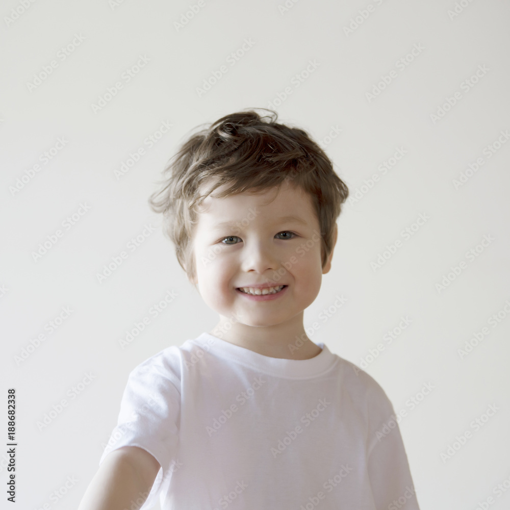 微笑むハーフの男の子