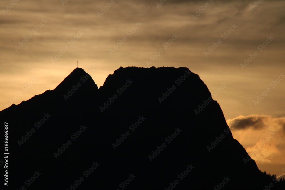 Giewont góra krzyż wieczór pomarańczowe niebo chmury zachód słońca