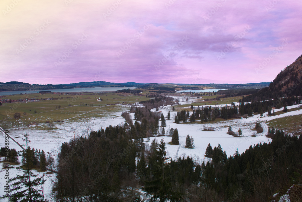 Fototapeta premium Veduta panoramica dal castello di Neuschwanstein al tramonto