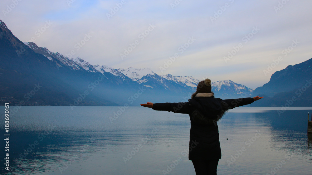 Φωτογραφία Mujer viajando, traveller around the Alps, Lake, nature Switzerland