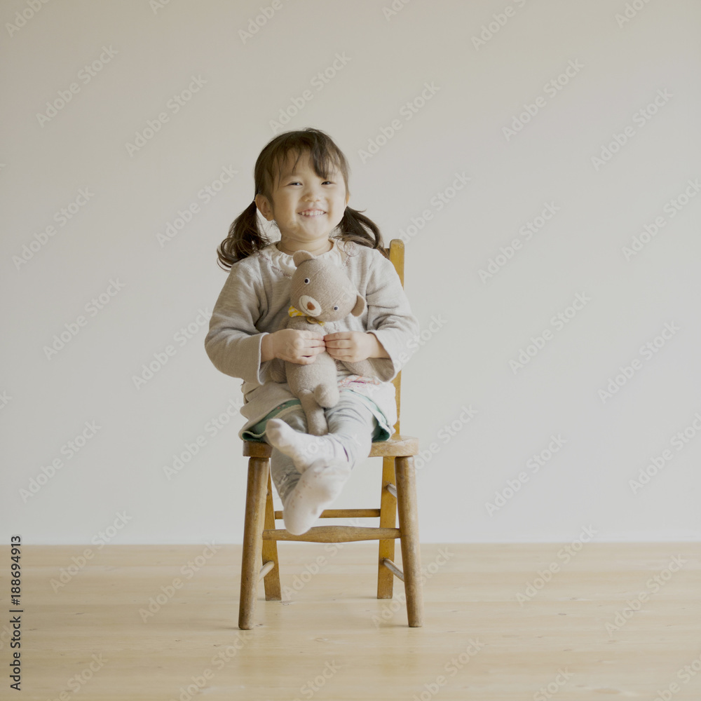 椅子に座りクマのぬいぐるみを持つ女の子 Stock Photo Adobe Stock