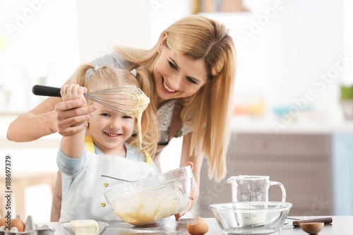 Mother and daughter prepari...