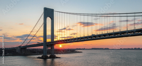 Fototapeta Most Verrazano-Narrows, zrobiony o wschodzie słońca na wczesnym rejsie