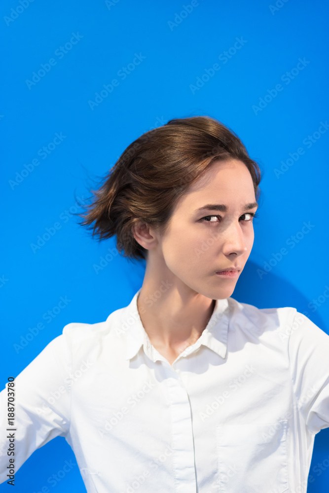 クールな表情の女性 クールな表情の女性
