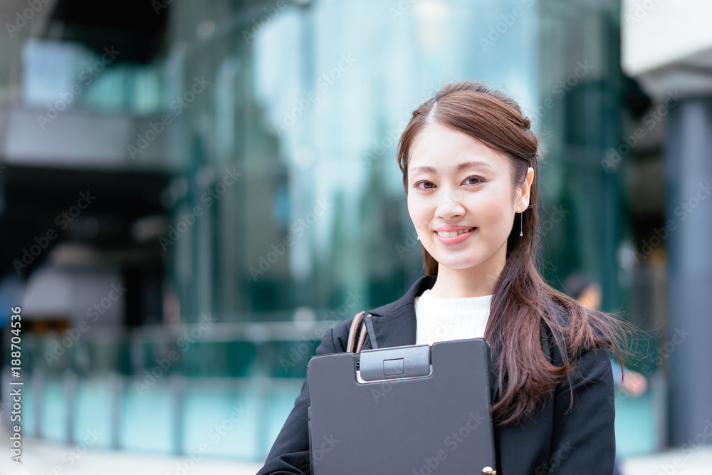 笑顔で仕事をする若い女性 Stock Photo Adobe Stock