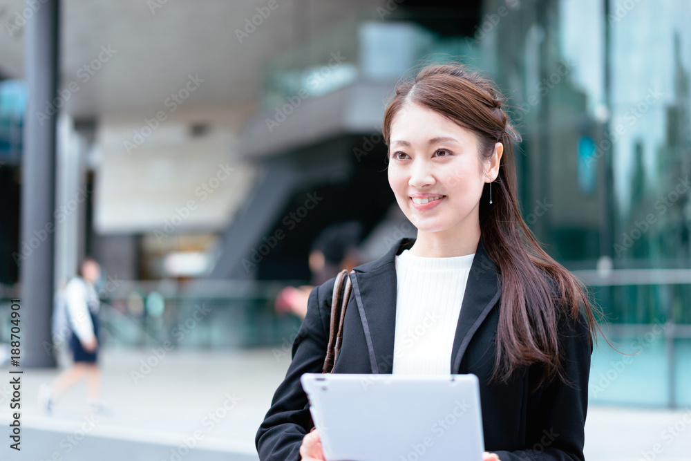 タブレットPCを持つ若い女性(ビジネスイメージ) タブレットPCを持つ若い女性(ビジネスイメージ)