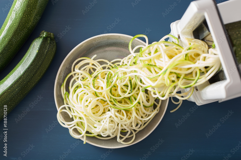 Foto spiralizing courgette raw vegetable with spiralizer