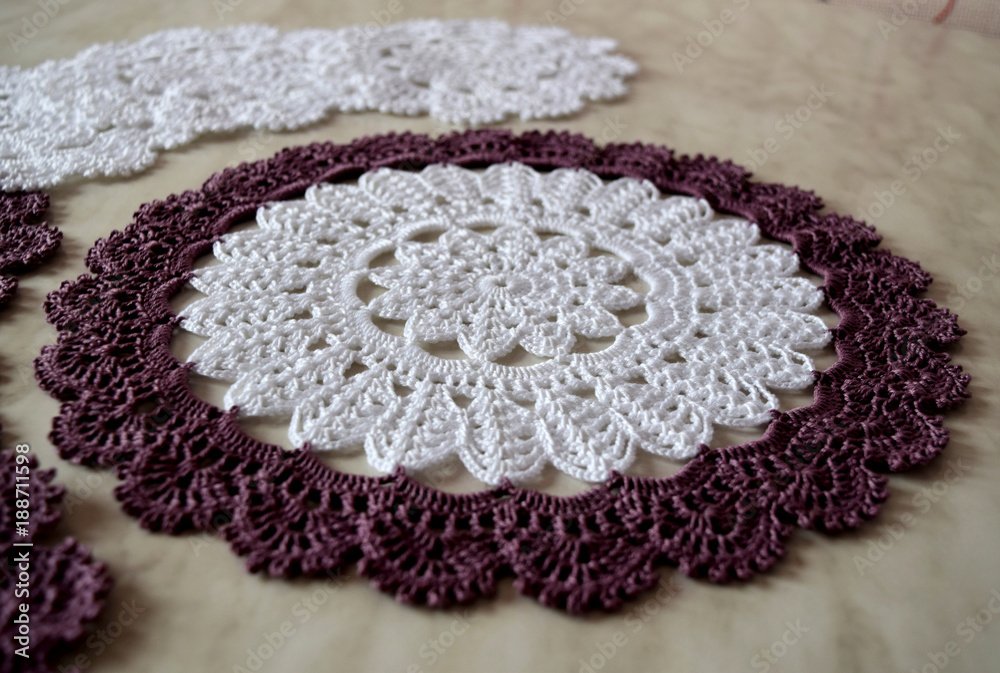 Obraz premium White and purple hand hooked coaster. Knitted holders for hot work