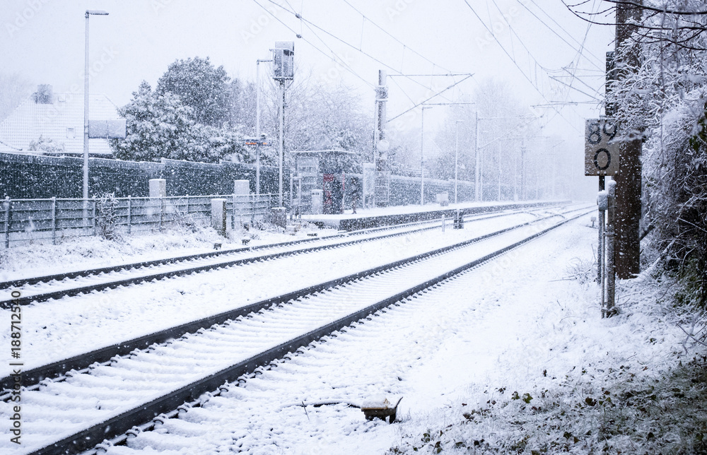 Naklejka premium Bahnschienen im Winter, Zugverkehr in Schleswig-Holstein, Deutschland 