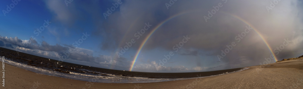 Panoramablick mit Regenbogen auf der Nordseeinsel Amrum Panoramablick mit Regenbogen auf der Nordseeinsel Amrum
