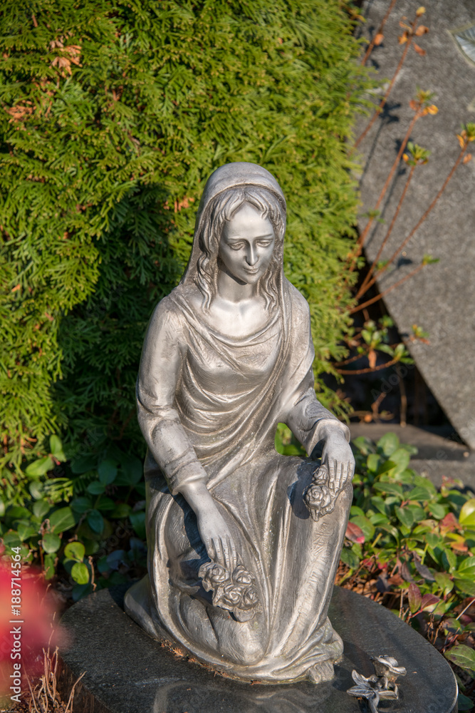 Fototapeta premium Kniender silberner Engel