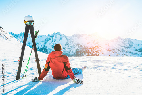 Canvas Print Skier athlete sitting in alpes mountains on sunny day