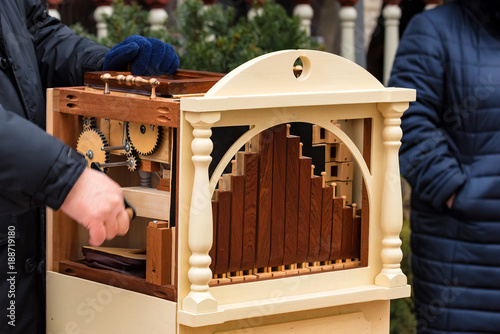 Canvas-taulu Male hands on barrel organ in street