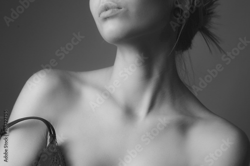 Obraz na plátně Shoulders and neck of a beautiful woman. Black and white