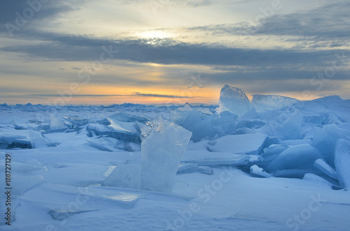 Озеро Байкал. Ледяные торосы на восходе солнца зимним утром в районе мыса Кадильный © irinabal18