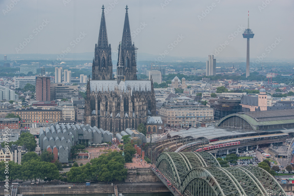 Kölner Dom und die Hohenzollern Brücke mit der Skyline Köln
