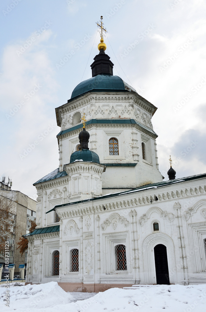 Фрагмент Свято-Троицкой церкви в Иркутске зимним утром
