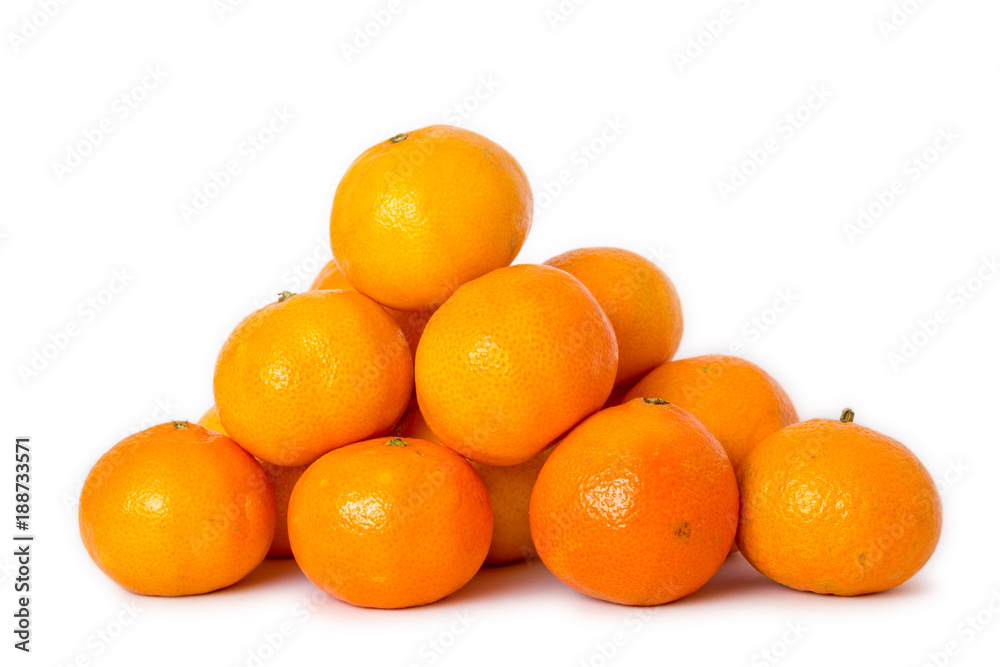 Mandarinen / Clementinen Haufen auf weißem Hintergrund Mandarinen / Clementinen Haufen auf weißem Hintergrund