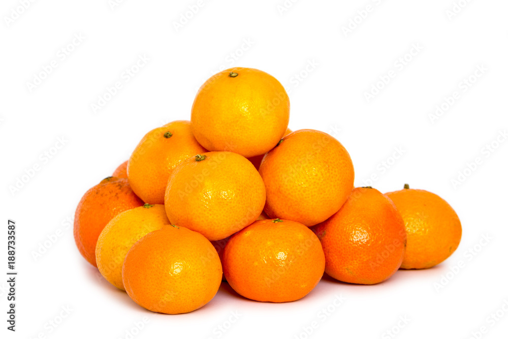 Mandarinen Haufen auf weißem Hintergrund Mandarinen Haufen auf weißem Hintergrund