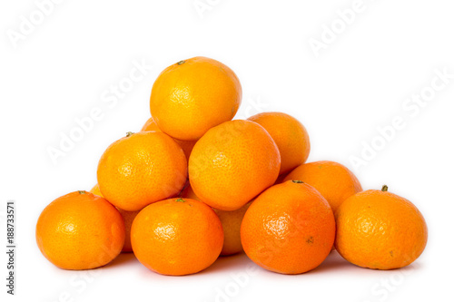 Mandarinen / Clementinen Haufen auf weißem Hintergrund