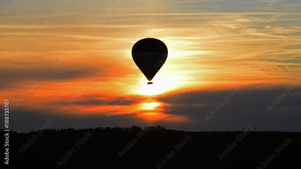 Lot balonem o zachodzie słońca nad suwalszczyzną - obrazy, fototapety, plakaty 