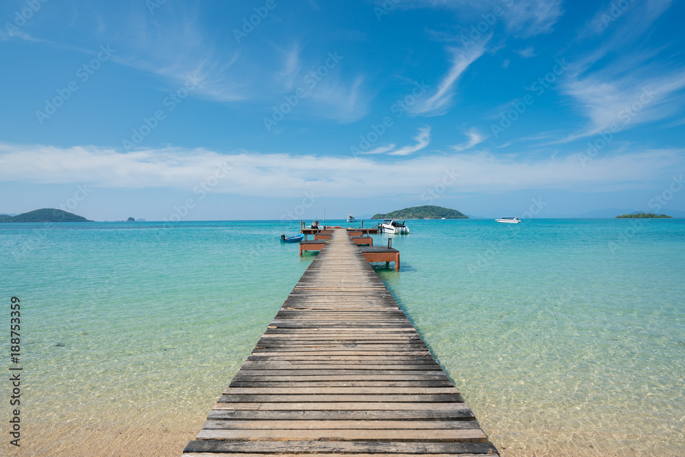 Naklejka premium Drewniane molo z łodzi w Phuket, Tajlandia. Koncepcja lata, podróży, wakacji i wakacji.