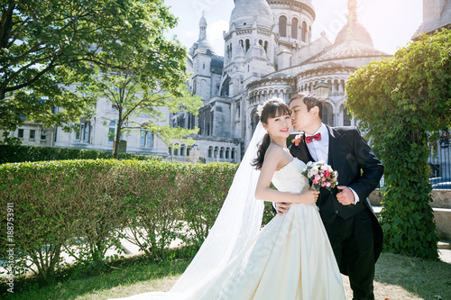 Photography jeune couple de mariés asiatique s'embrassant avec le Sacré-coeur en arrière-pla