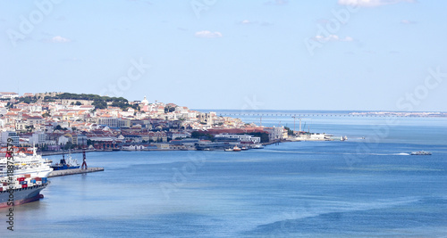 Fototapeta Naklejka Na Ścianę i Meble -  Lisbon harbor