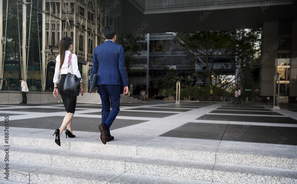 Obraz premium Business couple walking a cross the street