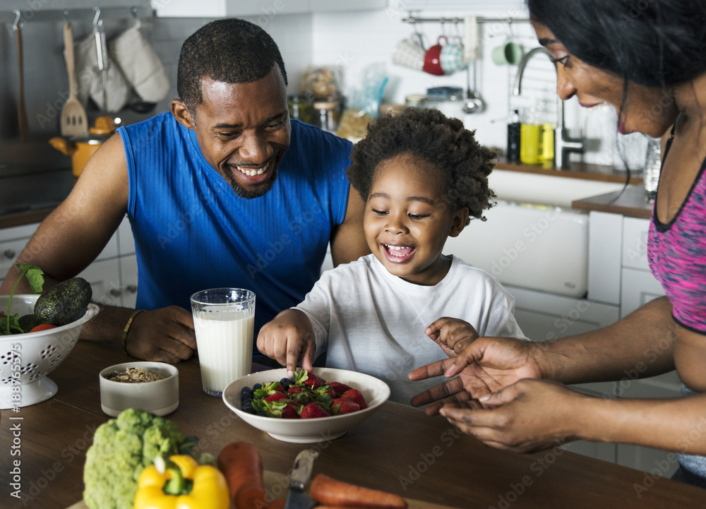 Plakat Czarna rodzina razem zdrowe jedzenie