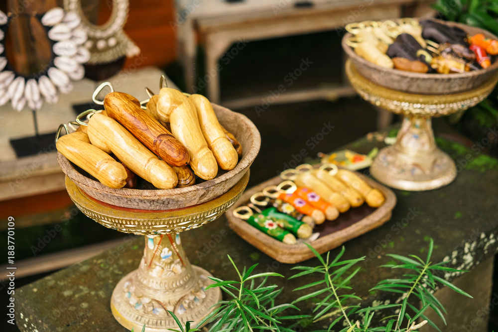 Ταπετσαρία Asian souvenirs in the market