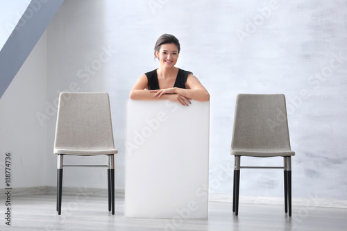Young woman with blank adve...