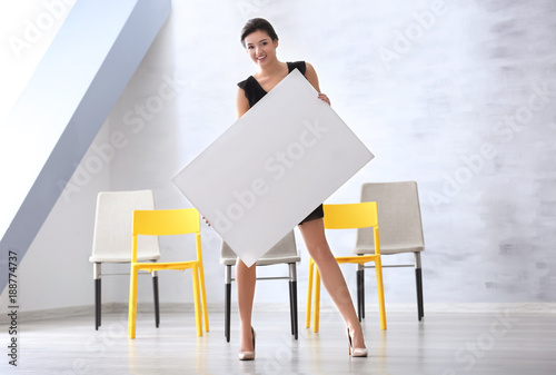 Young woman with blank adve...