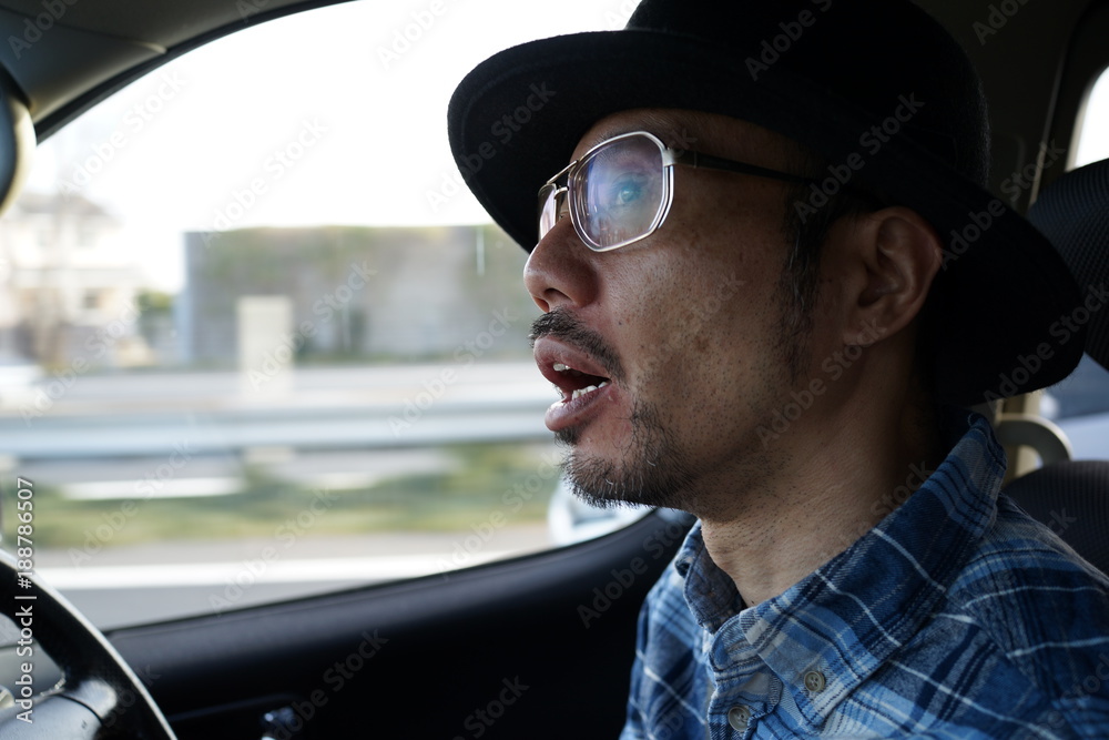 車 運転 男性 メガネ 帽子 アジア人 成人男性 Stock Photo Adobe Stock