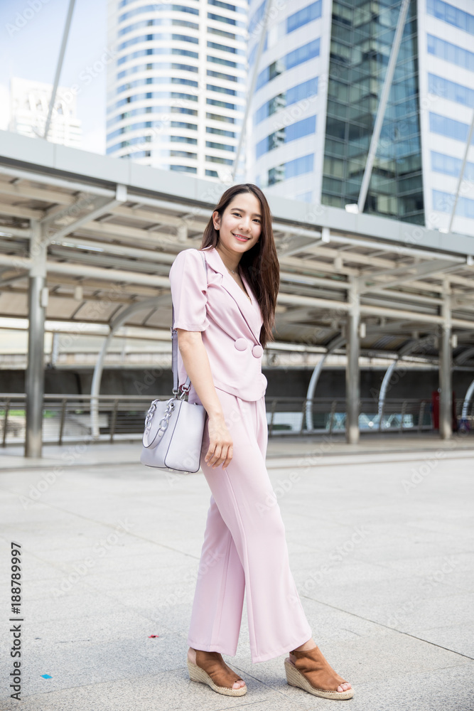 Obraz premium Young asian businesswoman outdoors