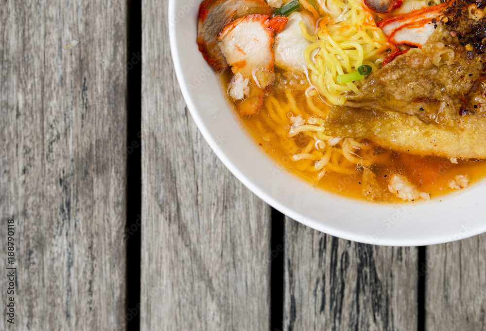 Φωτογραφία Closeup egg noodle soup with roasted pork and fried wanton, Thai style spicy noo