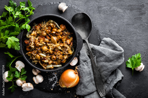 Schilderij op canvas Mushrooms fried with onion, top view