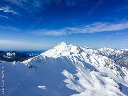 Белые вершины гор и голубое небо
