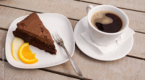 Fototapeta Naklejka Na Ścianę i Meble -  Kaffee und Kuchen, Kaffetasse und Schokoladenkuchen