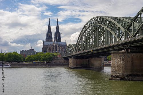 Kölner Dom mit Hohenzollernbrücke und Rhein © johannestoenne