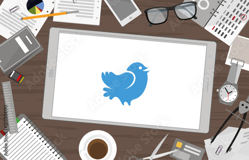 Schreibtisch mit Tablet - Twitter