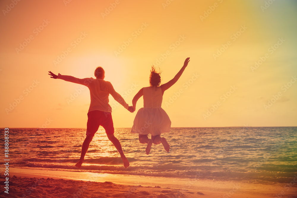 Fototapeta premium Happy loving couple enjoy tropical beach vacation at sunset