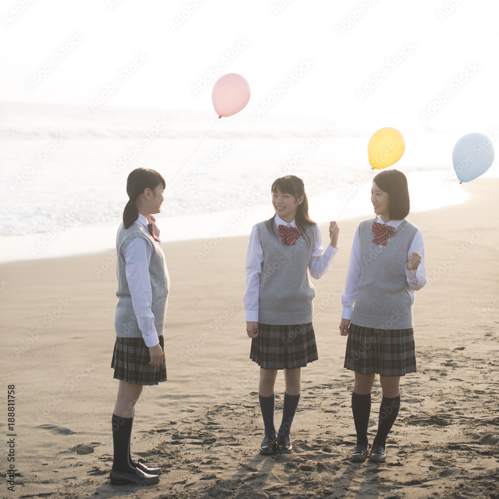 砂浜で風船を持ち談笑をする女子校生 Stock Photo Adobe Stock 砂浜で風船を持ち談笑をする女子校生 Stock Photo Adobe Stock