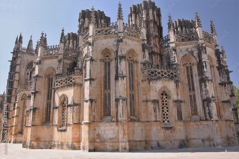 Portugal, gros plan sur la façade gothique du monastère de Balatha