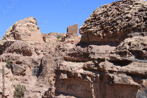 Steinturm am hohen Opferplatz in Petra in der Wüste von Jordanien