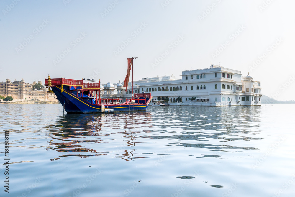 Φωτογραφία Taj Lake Palace with sailboat in Lake Pichola, Udaipur, Rajasthan