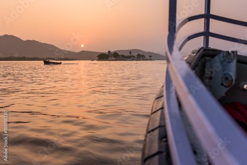 sunsetcruise in Lake Pichola, Udaipur, Rajasthan © schame87