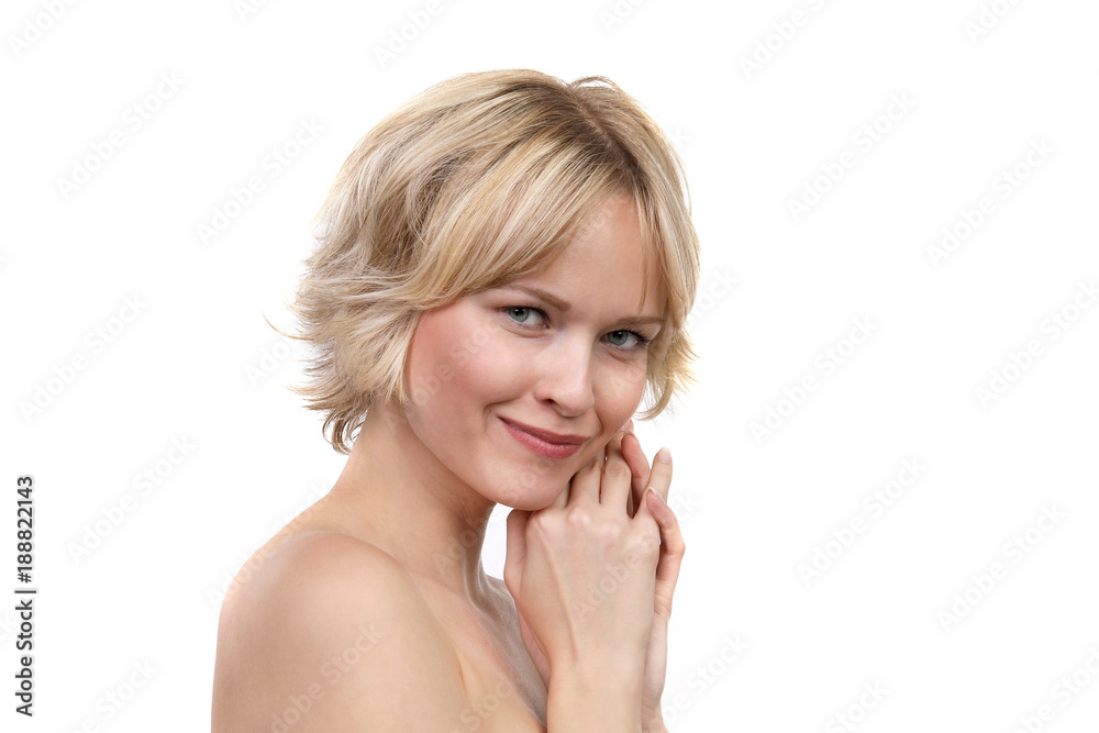 Hübsche blonde Frau mit nackten Schultern lacht Hübsche blonde Frau mit nackten Schultern lacht
